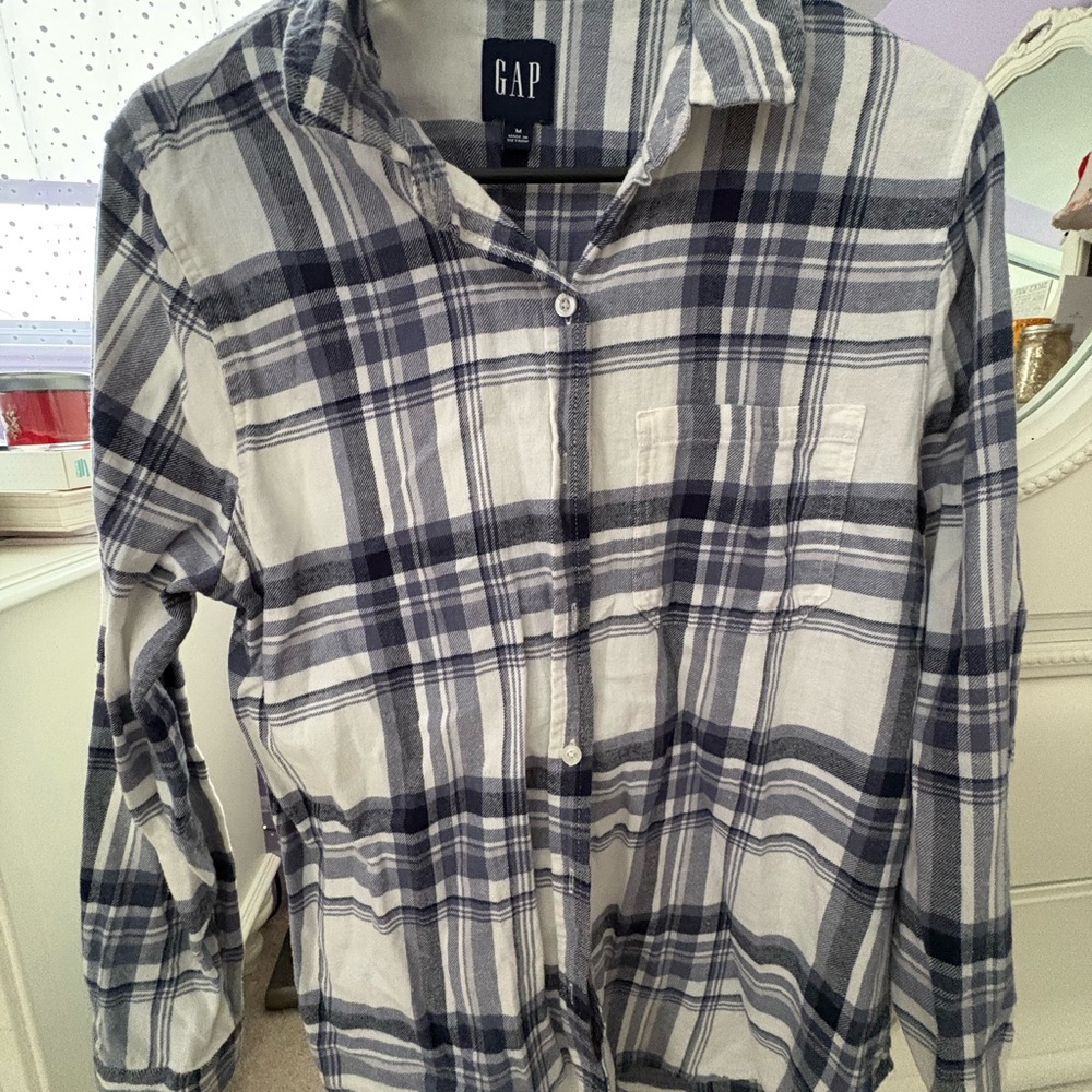 GAP Women's relaxed fit Navy and White Plaid Button Down Shirt